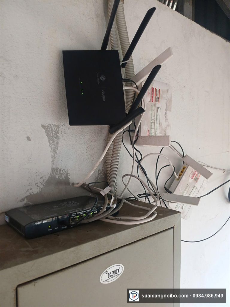 Bộ phát wifi gắn tường tại công trình