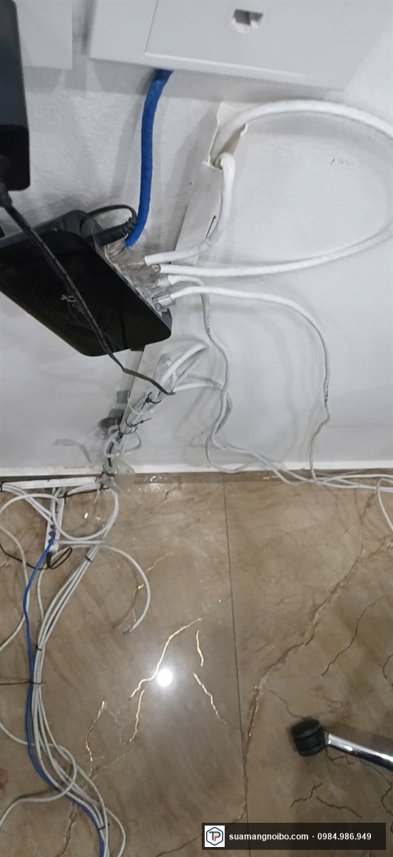 Dây mạng chân tường lộn xộn cần làm gọn