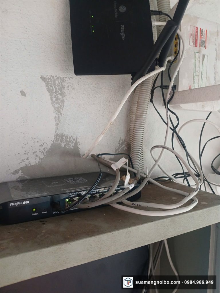 Modem, bộ phát wifi và dây mạng trước khi làm gọn