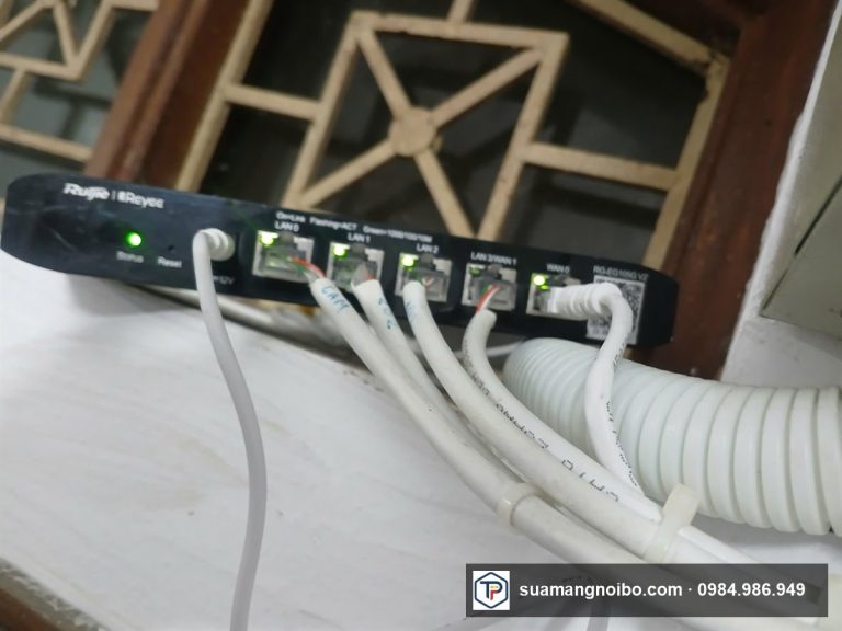 Router Ruijie với dây mạng đi trong ống ruột gà
