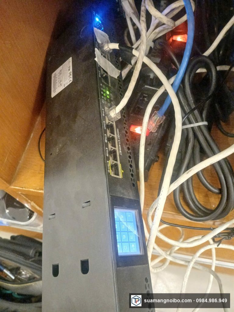 Switch và dây mạng cần sắp xếp lại