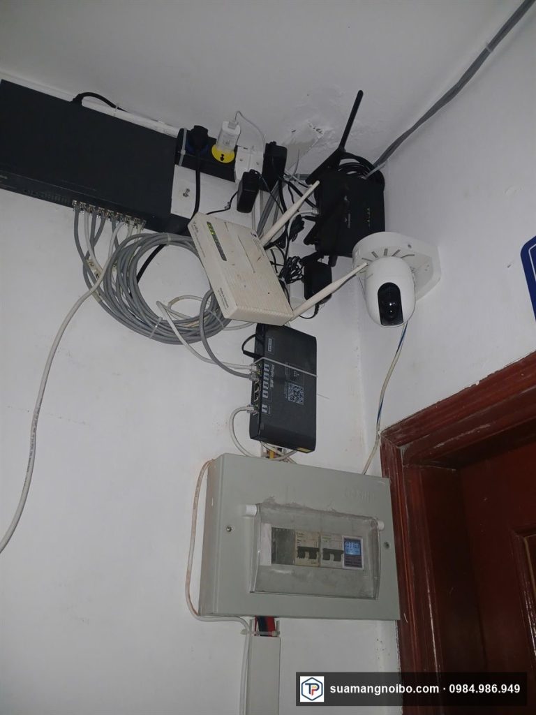 Thiết bị mạng và camera gắn tường