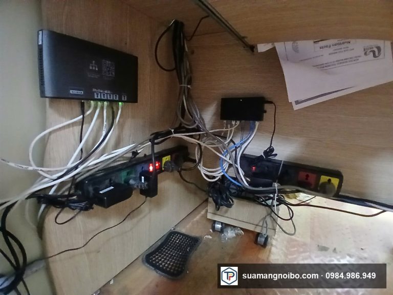 Thiết bị mạng dưới gầm bàn trước khi sắp xếp lại