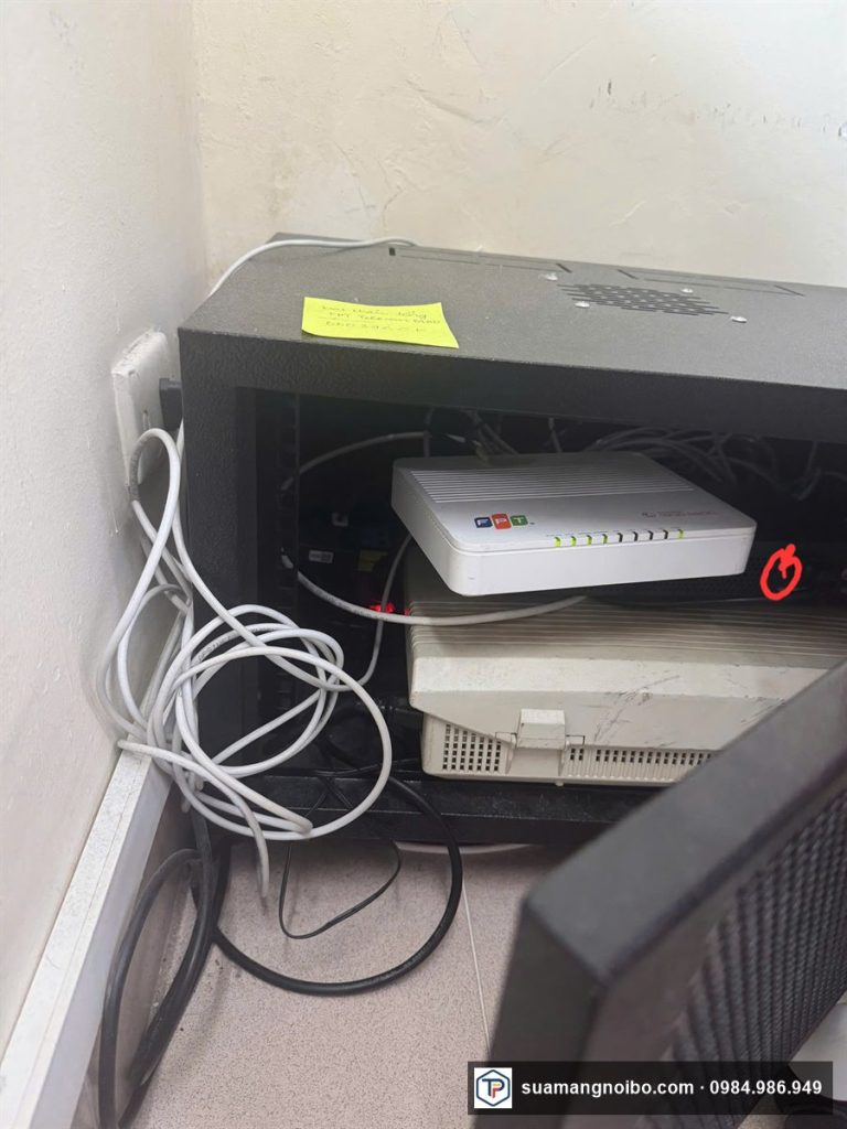 Tủ mạng gia đình với modem và thiết bị