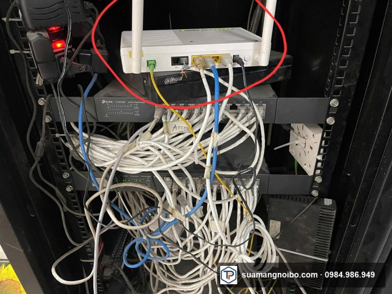 Tủ rack có dây mạng chưa được quy hoạch gọn gàng