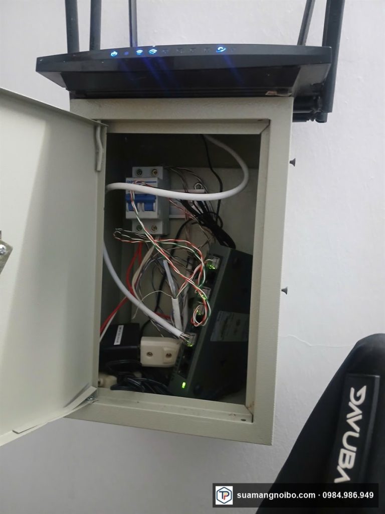 Tủ thiết bị mạng gắn tường