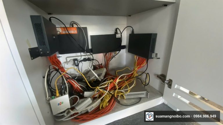 Tủ thiết bị mạng và dây cáp quang